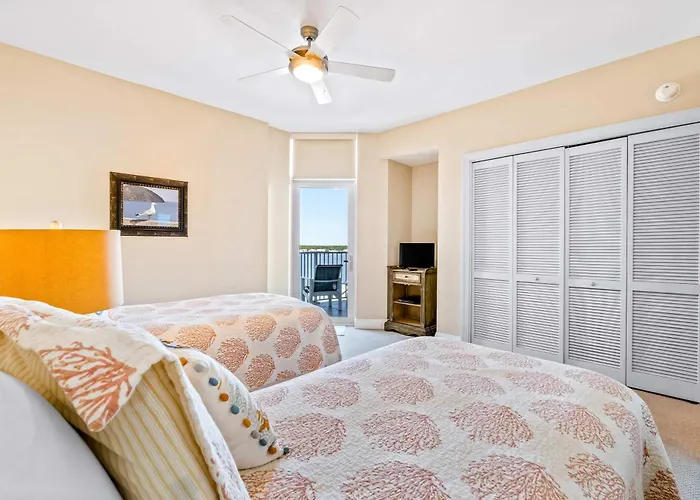 Luxurious With Pool Hot Tub & New Bedroom Furniture - Steps To The Holiday home *
