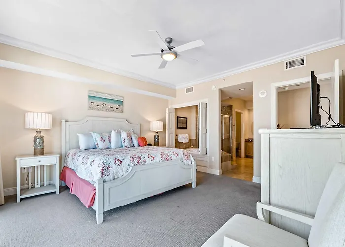 Luxurious With Pool Hot Tub & New Bedroom Furniture - Steps To The Holiday home